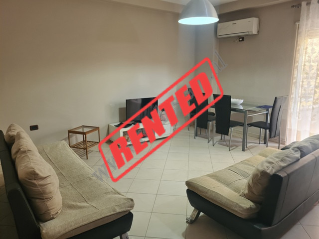 Apartament 2+1 me qira ne rrugen Kodra e Diellit prane Kopshtit Botanik ne Tirane.
Ndodhet ne katin